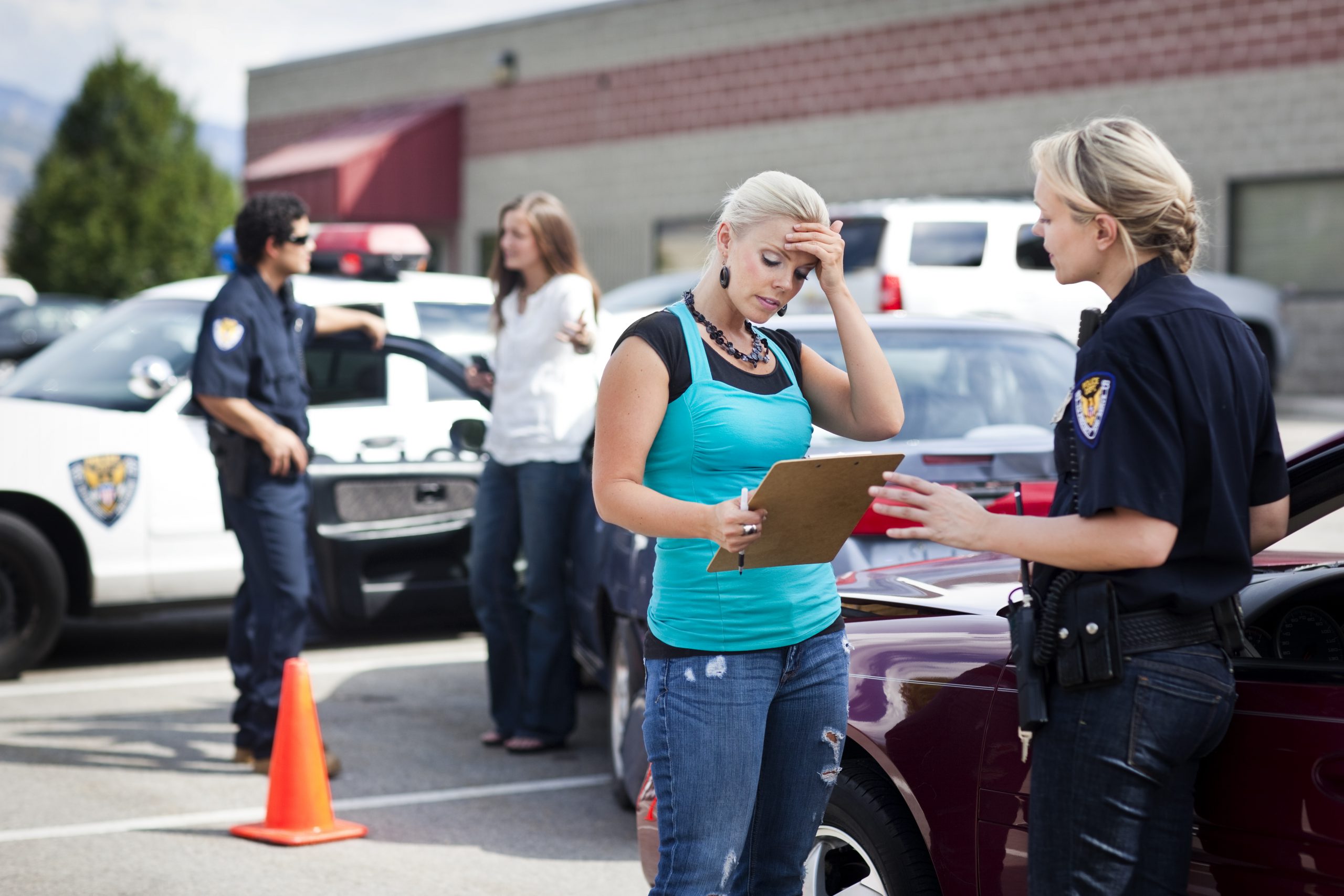 woman giving an accident report to police after a car accident 