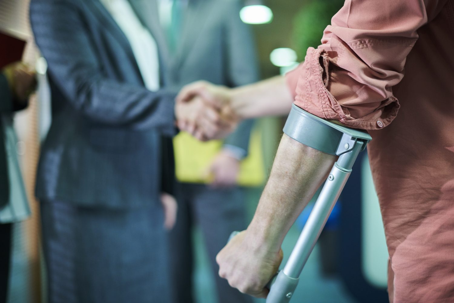 A man on crutches meeting with his Fort Wayne, IN, personal injury lawyer.